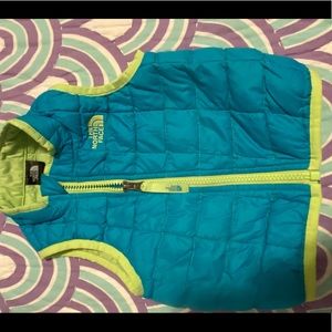 Northface Thermoball vest 6-12 m